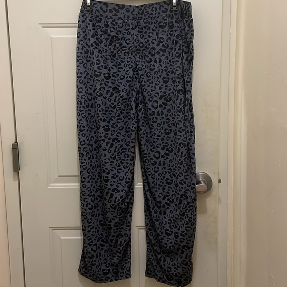 ATHLETIC WORKS:NWOT; Women’s Size 2X grey/black leopard print joggers set. - Picture 5 of 6